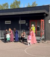 Foto: Rektor og lærerne i 1A hilser ei jente velkommen til Klemetsrud skole
