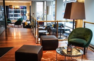 resepsjon og lobby på hotellet